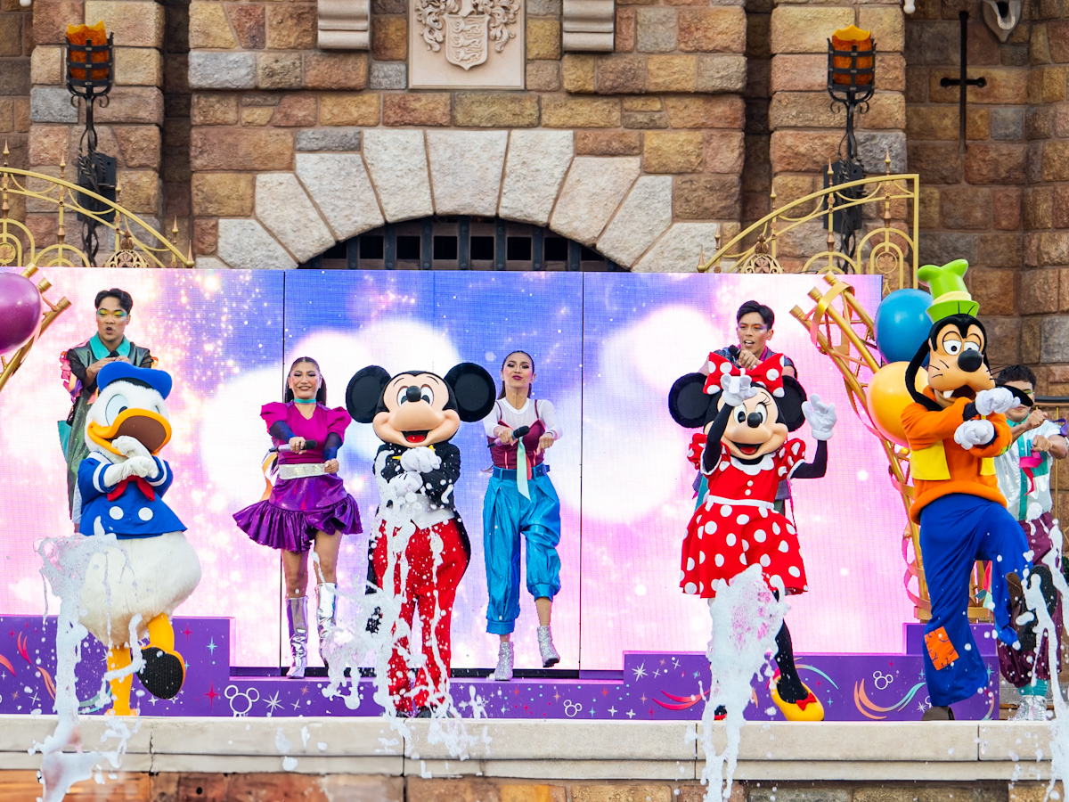 香港ディズニーランド20周年デイタイム・キャッスルショー｢ディズニー・フレンズ・ライブ：キャッスル・パーティー｣ミッキー＆フレンズ　ノーマルコスチューム