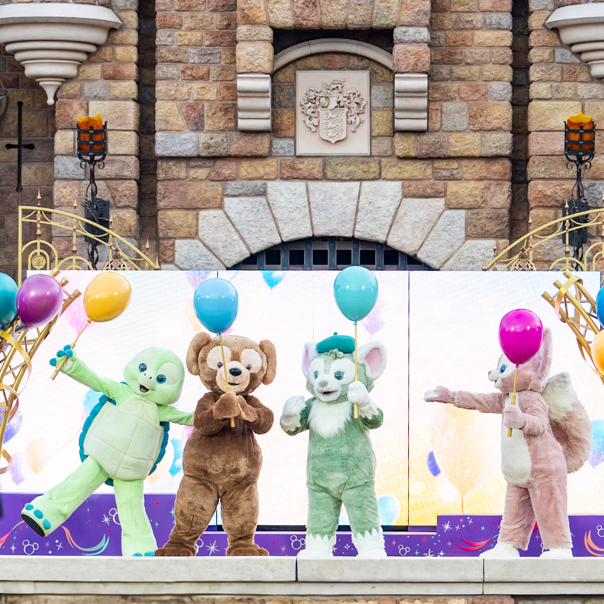 香港ディズニーランド20周年デイタイム・キャッスルショー｢ディズニー・フレンズ・ライブ：キャッスル・パーティー｣ダッフィイー、ジェラトーニ、オル・メル、リーナ・ベル