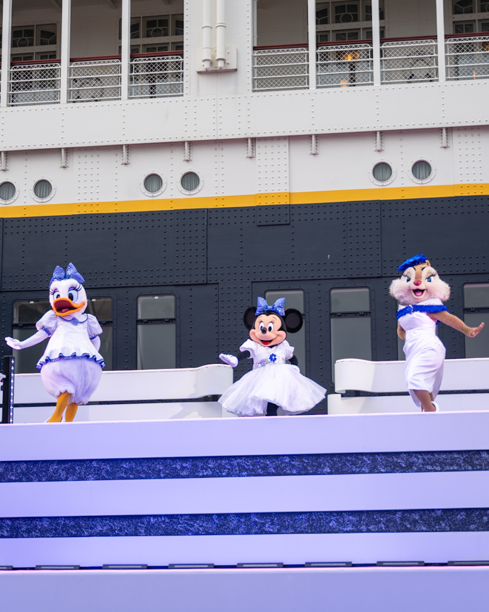 東京ディズニーシー 「サマー・クールオフat Tokyo Disney Resort」ドックサイド・スプラッシュ・リミックス　オープニング　ミニー、デイジー、クラリス