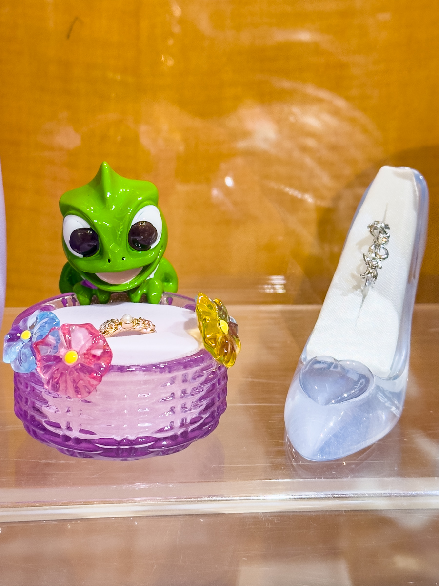 ディズニーストア「WISHING YOU A LOVELY DAY」グッズ　パスカル、ガラスの靴