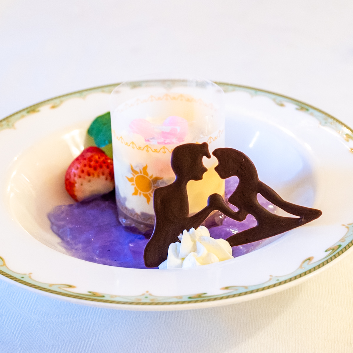 チョコレートムースとチーズクリーム、フルーツ添え