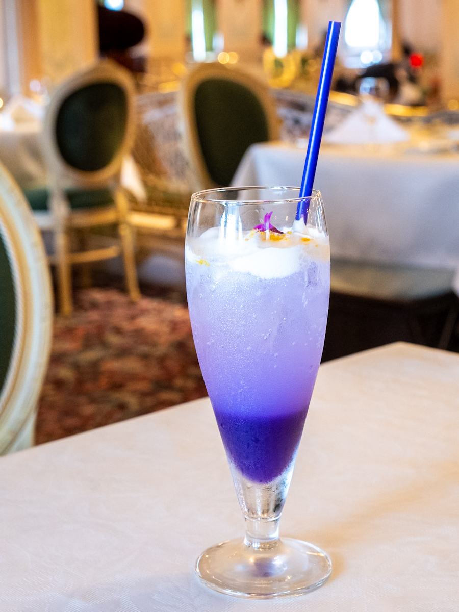 パープル・クリームソーダ（メロンシロップ、乳酸菌飲料、ホイップ）