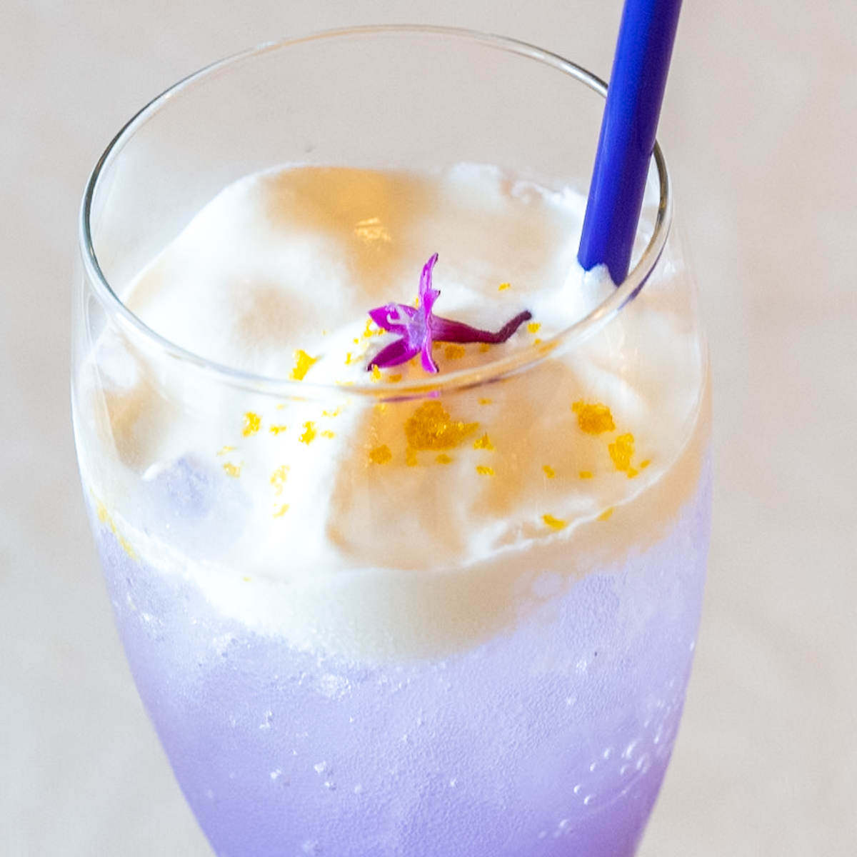 パープル・クリームソーダ（メロンシロップ、乳酸菌飲料、ホイップ）1