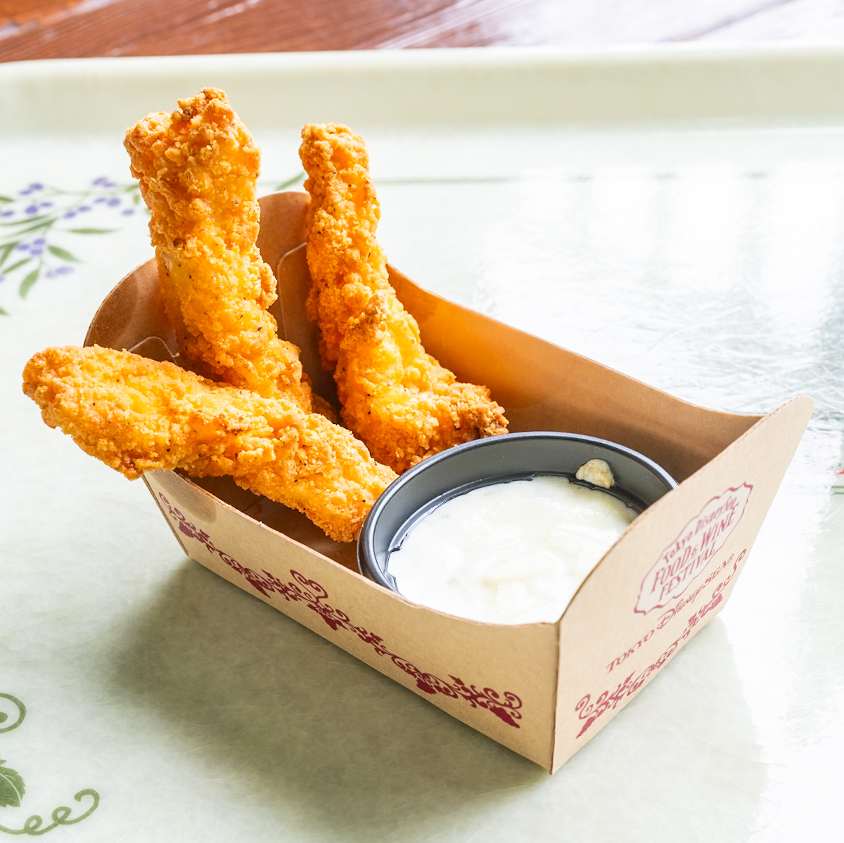 チキンテンダー、ヨーグルト＆オリーヴディップ（明治ブルガリアヨーグルト使用）