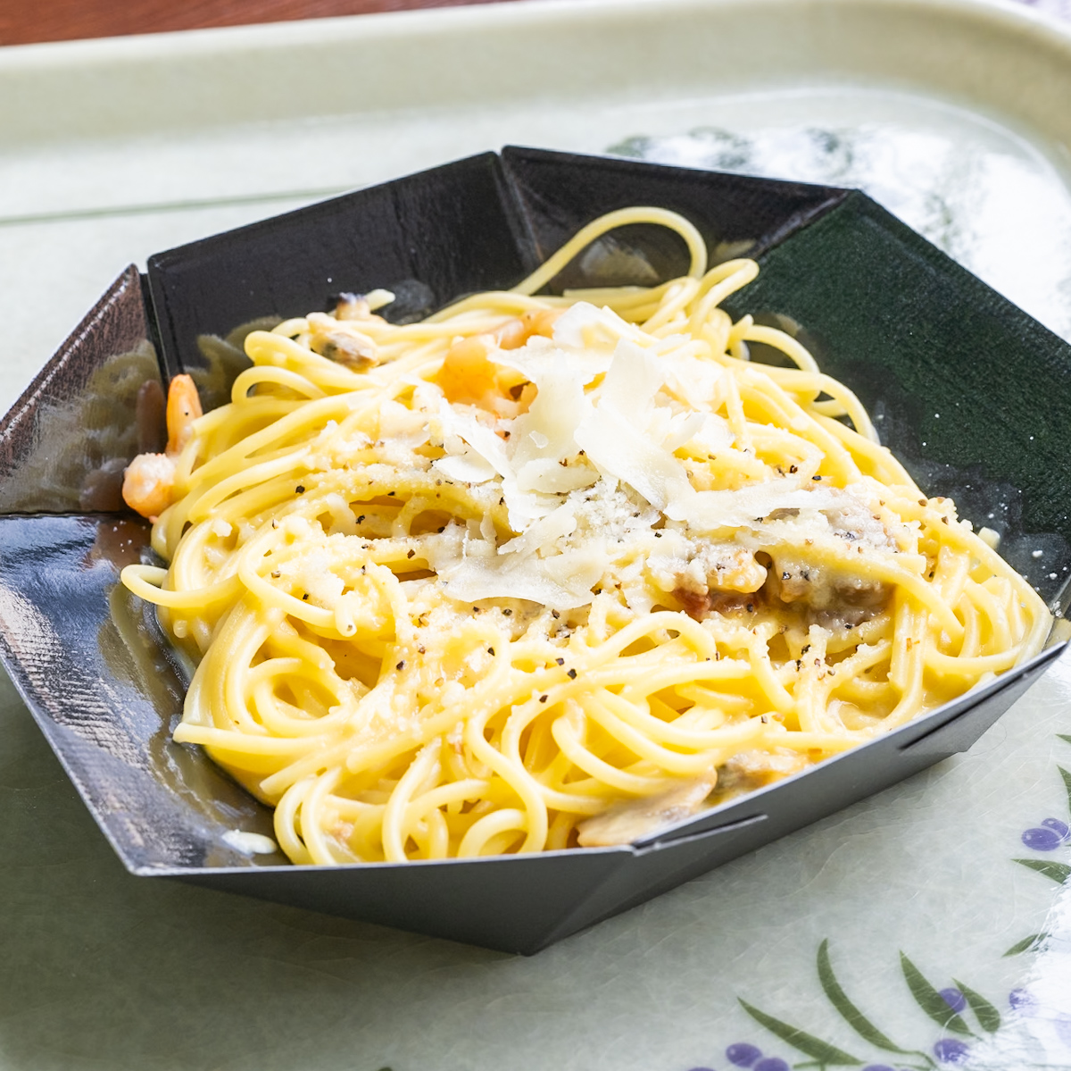 スパゲッティ、シーフードのカルボナーラソース