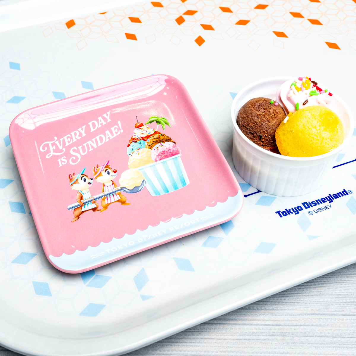 東京ディズニーランド「SUNNY SUNNY Summer2025」ミルクムース＆マドレーヌ、スーベニアプレート付き