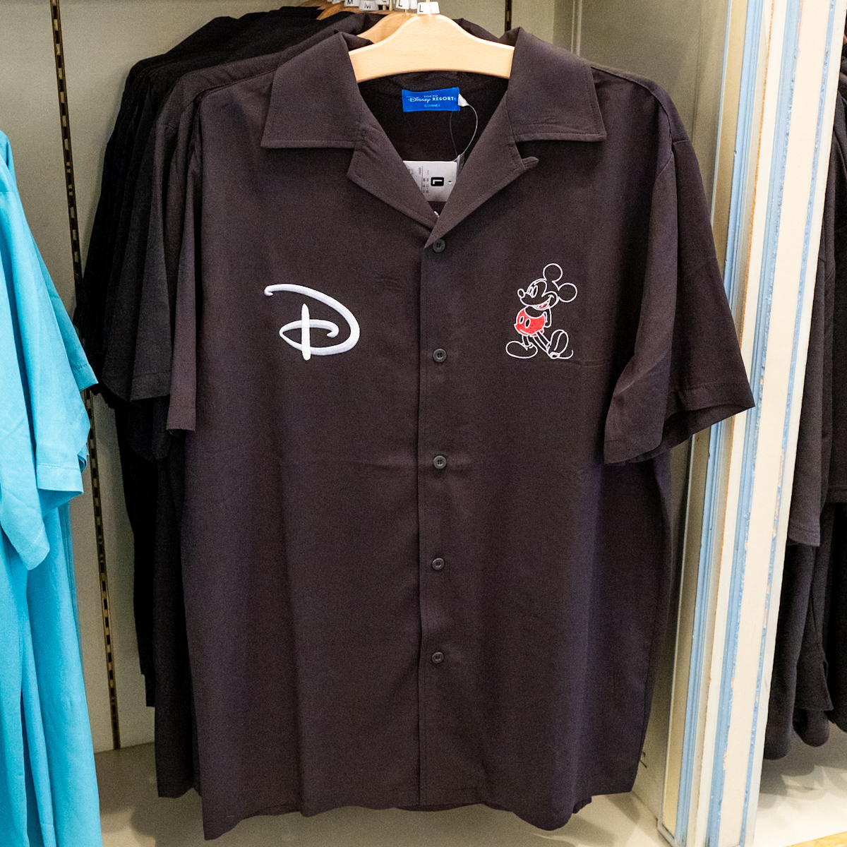 東京ディズニーリゾート　シンボル、アトラクションデザイン半袖シャツ　ブラック