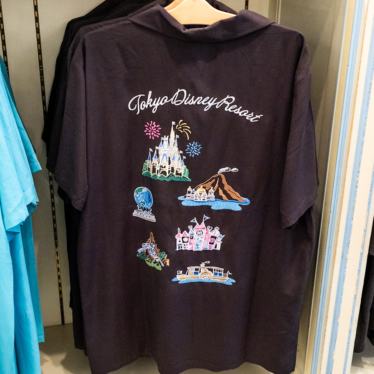 東京ディズニーリゾート　シンボル、アトラクションデザイン半袖シャツ　ブラック　背面