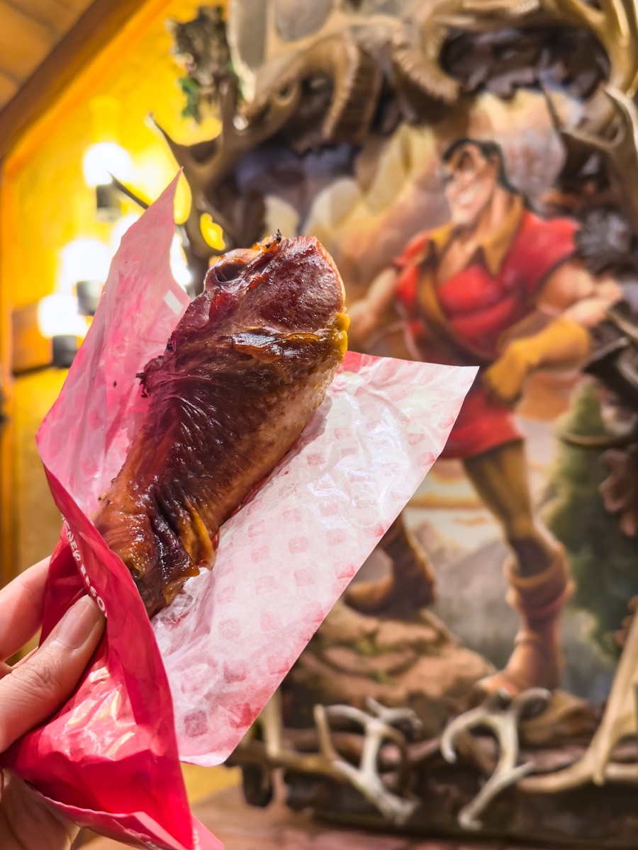 東京ディズニーランド『ラ・タベルヌ・ド・ガストン』グランドメニュー　スモークターキーレッグ