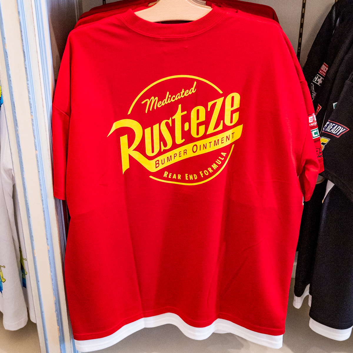 東京ディズニーランド『カーズ』Tシャツ　レッド　バックデザイン