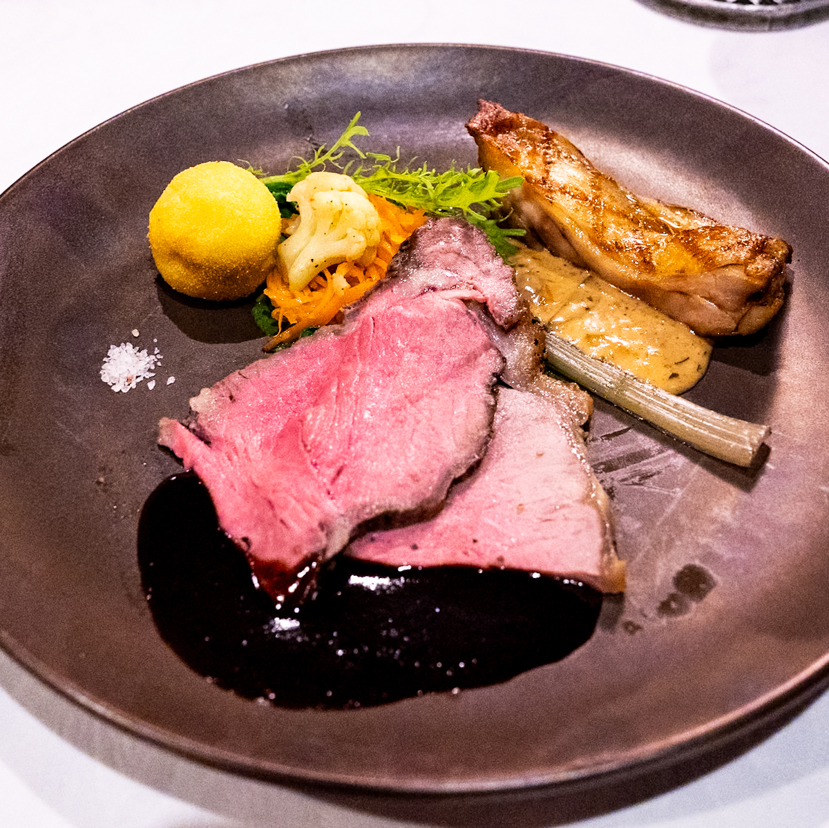 バーボン風味のグリルチキンとローストビーフ