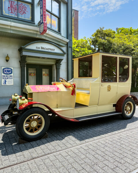 ブロードウェイ・ミュージックシアター前の車2
