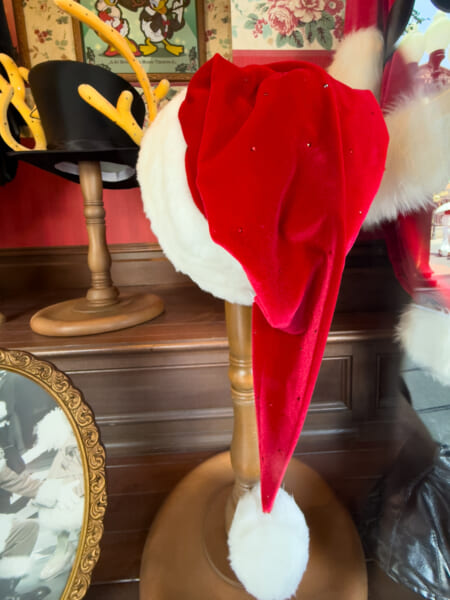 ブロードウェイにあるショップのウィンドウ　「ビッグバンドビート〜クリスマス・スペシャル〜」のヘッドドレスやコスチューム、クリスマスシーズンに飾られていたポスター　サンタグーフィー帽子