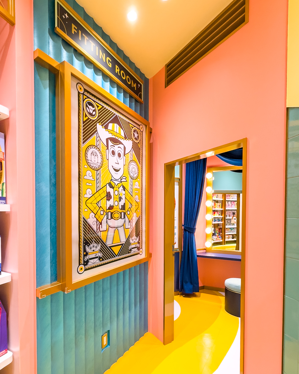 ディズニーストア 東京ディズニーリゾート店 リニューアル　フィッティングルーム　ウッディ側
