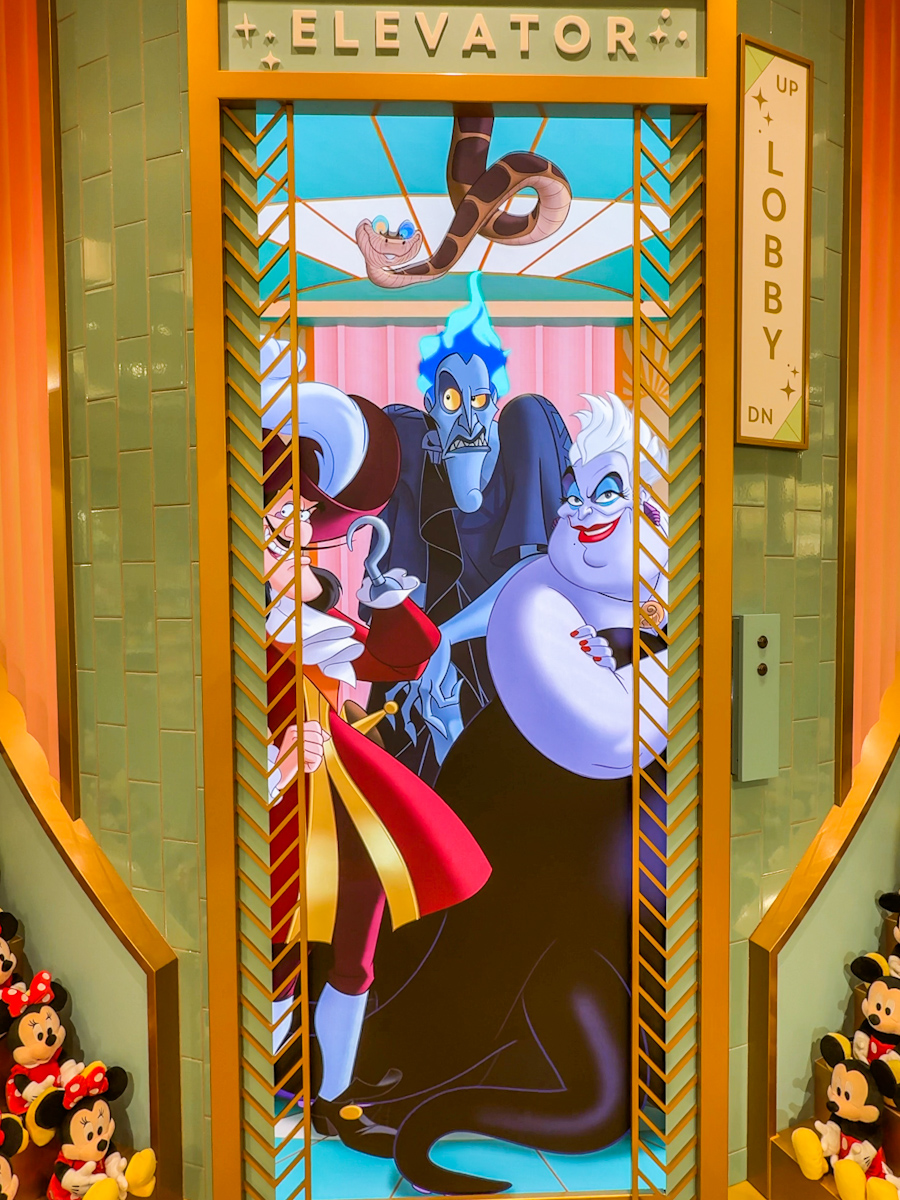 ディズニーストア 東京ディズニーリゾート店 リニューアル　デジタルエレベーター　ディズニー・ヴィランズ