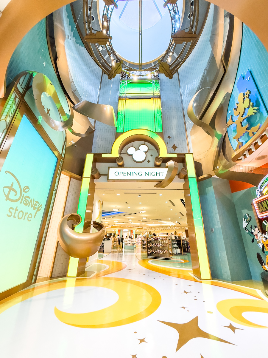 ディズニーストア 東京ディズニーリゾート店 吹き抜けのエントランス