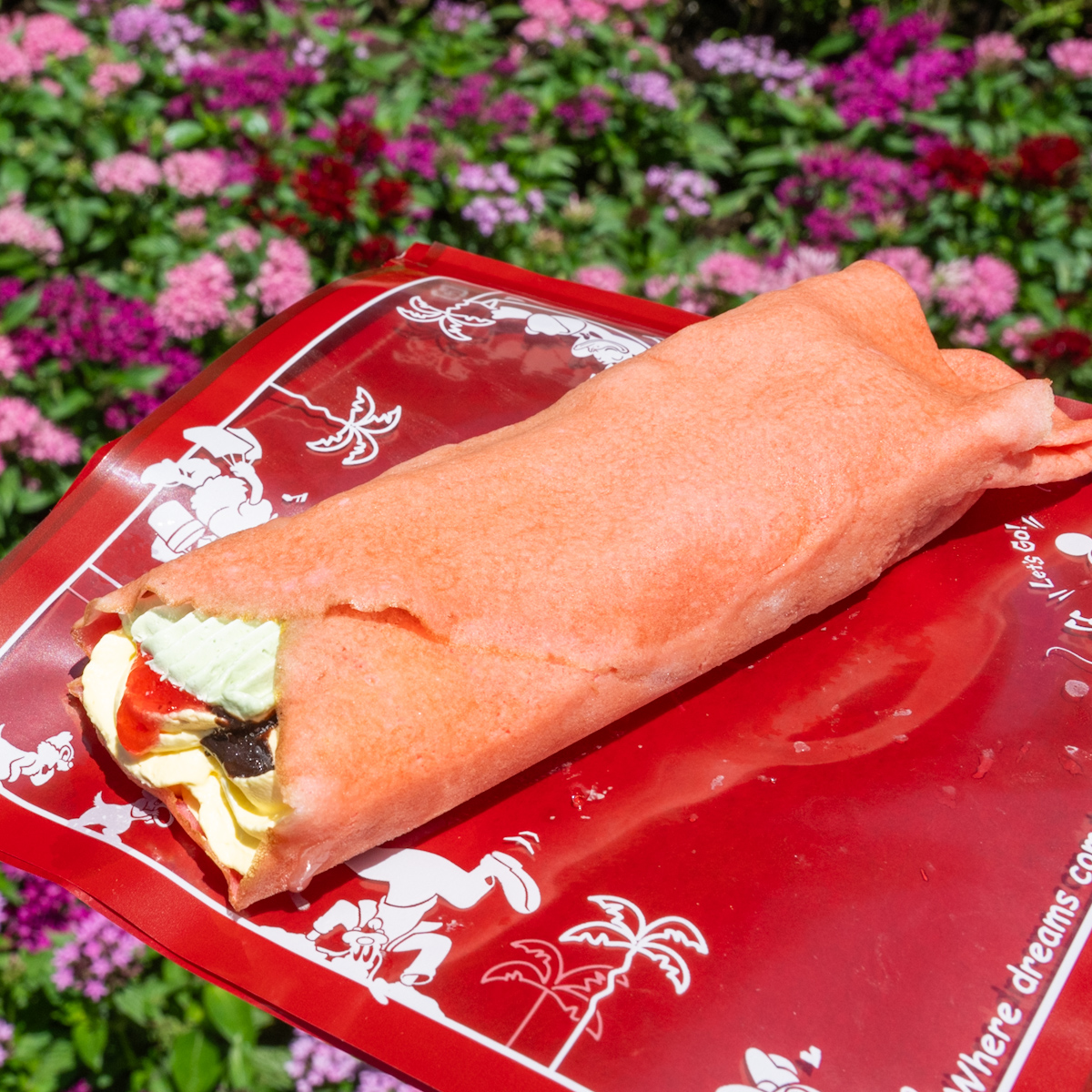 東京ディズニーランド「フローズンクレープ(ストロベリー＆ピスタチオホイップ)」