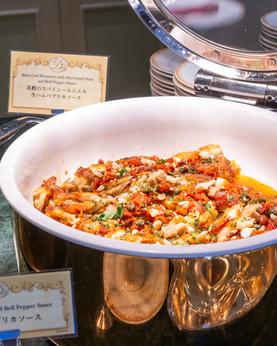  真鱈のスパイシームニエル　生ハムパプリカソース