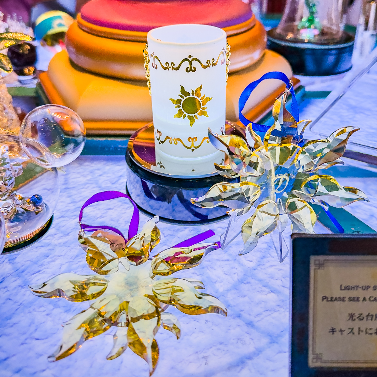 おしゃれなステンドグラスデザイン！東京ディズニーリゾート ガラスグッズ　ラプンツェルランタン、魔法の花