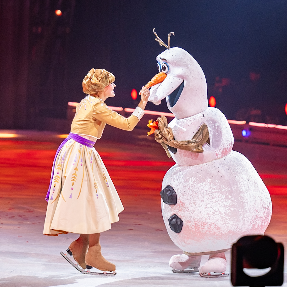 『ディズニー・オン・アイス2025 “Magic in the Stars”』『アナと雪の女王2』アナ、オラフ