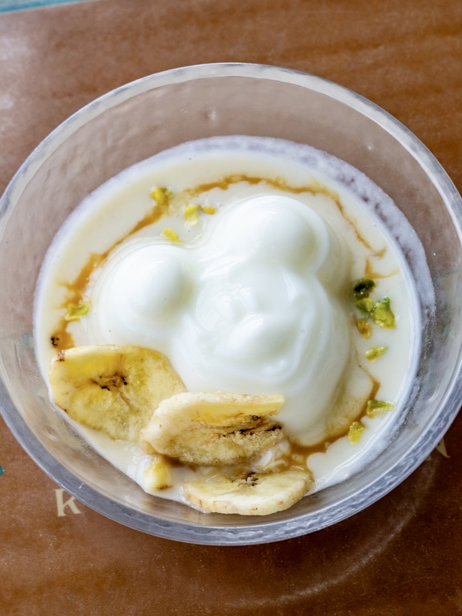 杏仁豆腐、バナナキャラメルソース、ナッツ添え