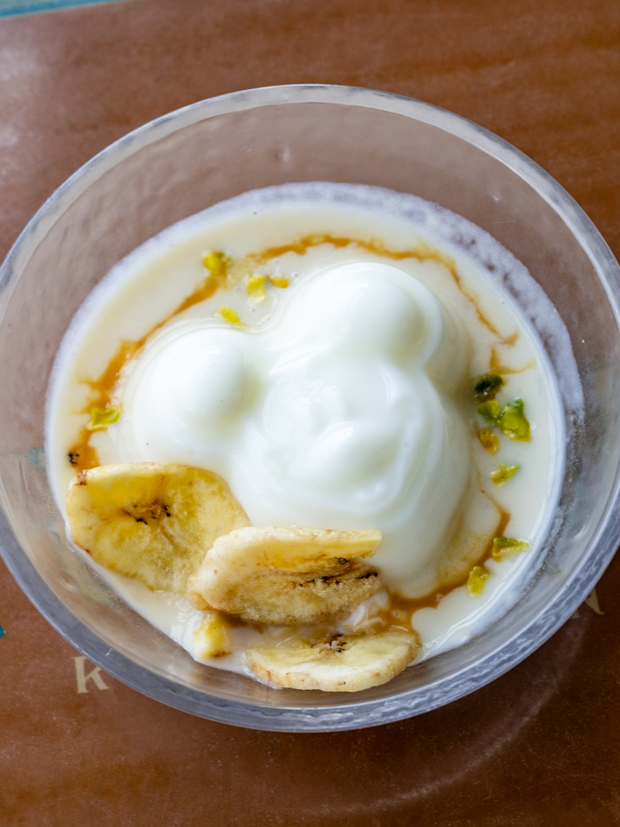 杏仁豆腐 バナナキャラメルソース、ナッツ添え