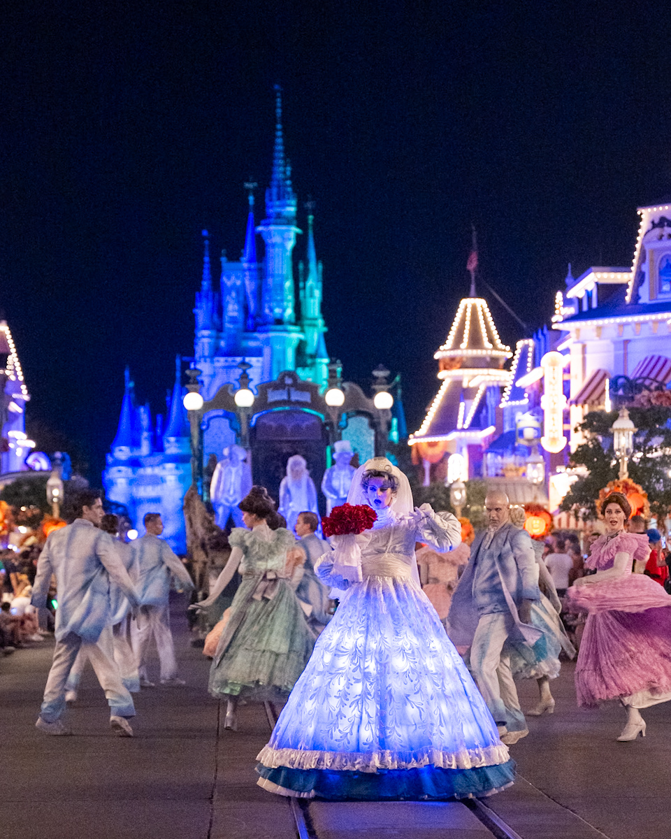 「ミッキーのブー・トゥー・ユー・ハロウィーン・パレード」ゴーストの花嫁