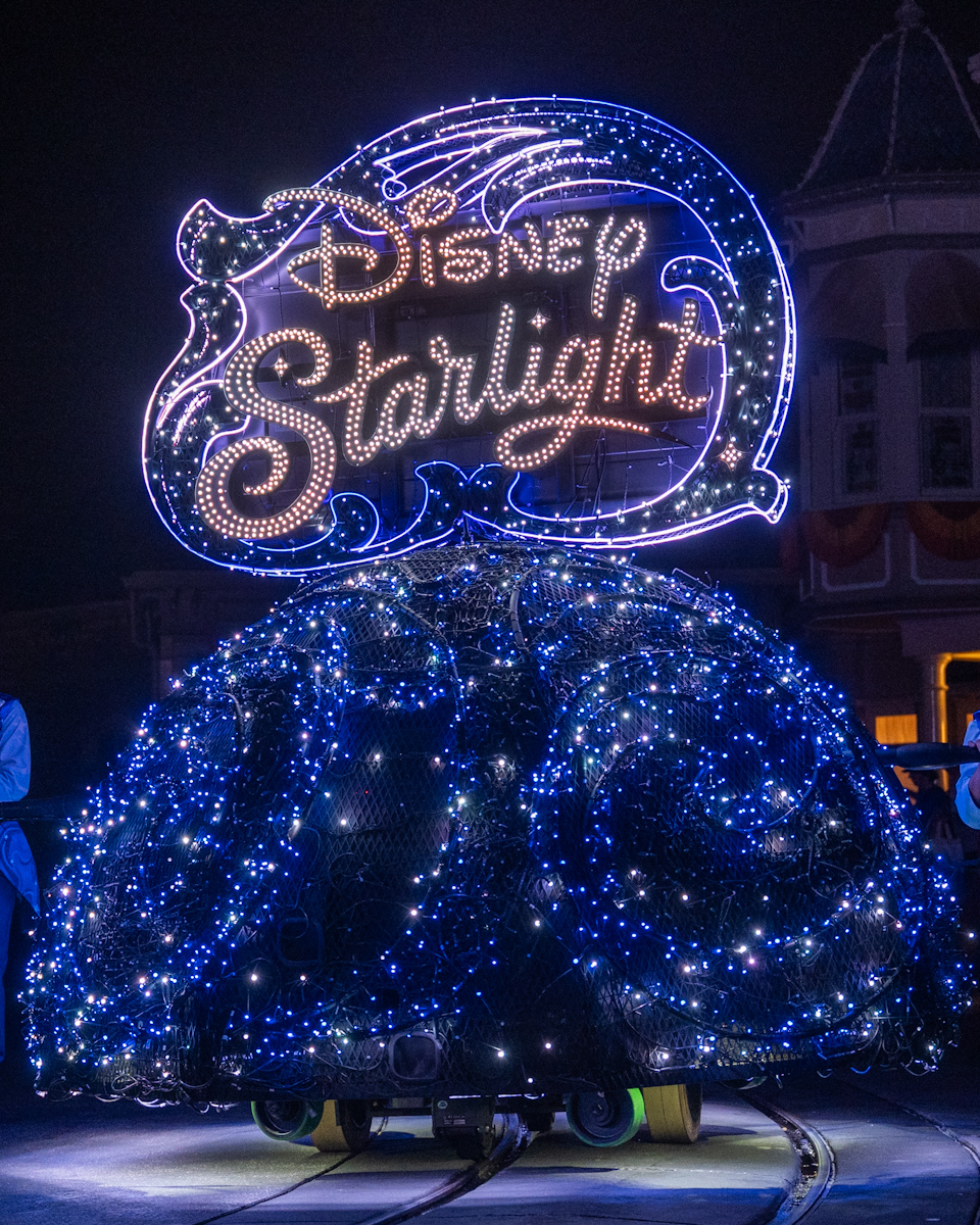ウォルト・ディズニー・ワールド 新パレード「ディズニー・スターライト：ドリーム・ザ・ナイト・アウェイ」パレードロゴフロート