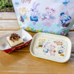 東京ディズニーシー“ダッフィー＆フレンズの「ウィッシング・ウィングス」”キャラメルと洋梨のムースケーキ、スーベニアプレート付き