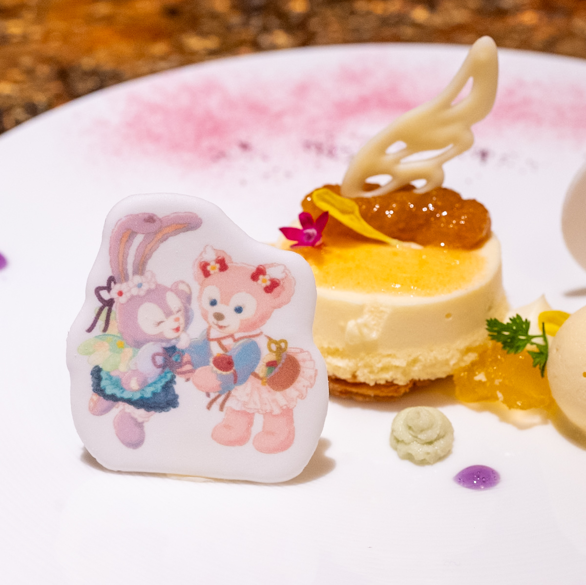柿とホワイトチョコレートのパイ 四川山椒香るミルクアイス　砂糖菓子