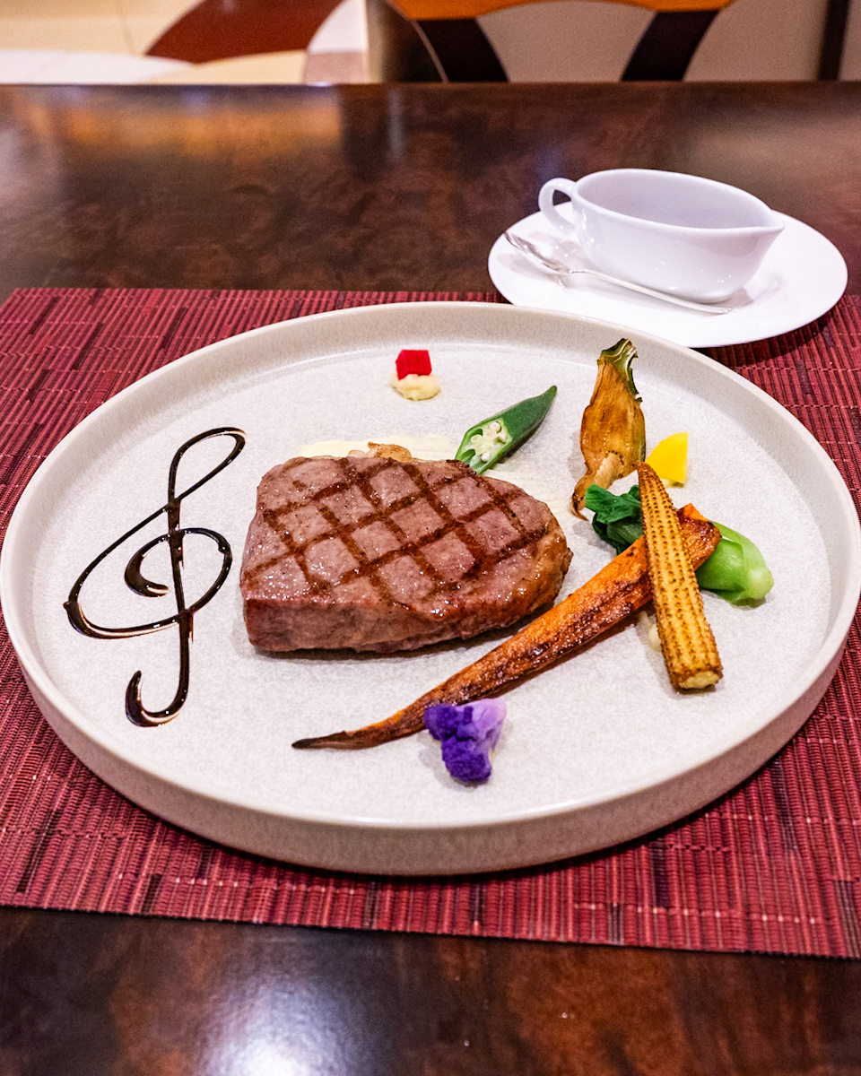 国産牛サーロインのグリル　マッシュ・ド・ポテトと彩り野菜　特製バーベキューソース
