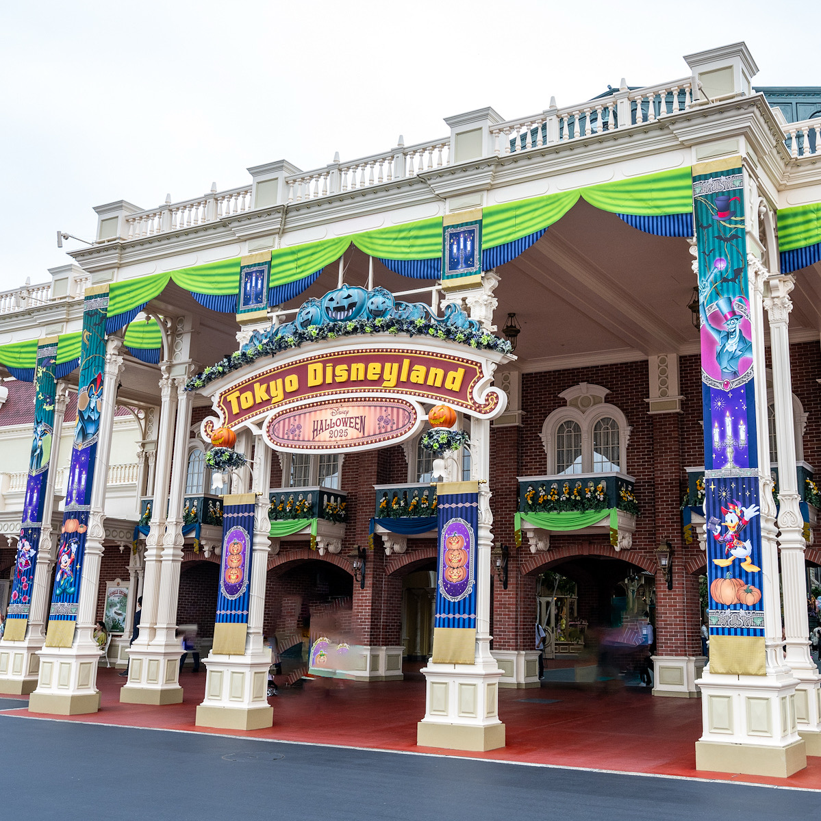 東京ディズニーランド”ディズニー・ハロウィーン2025”デコレーション　ワールドバザール入口バナー