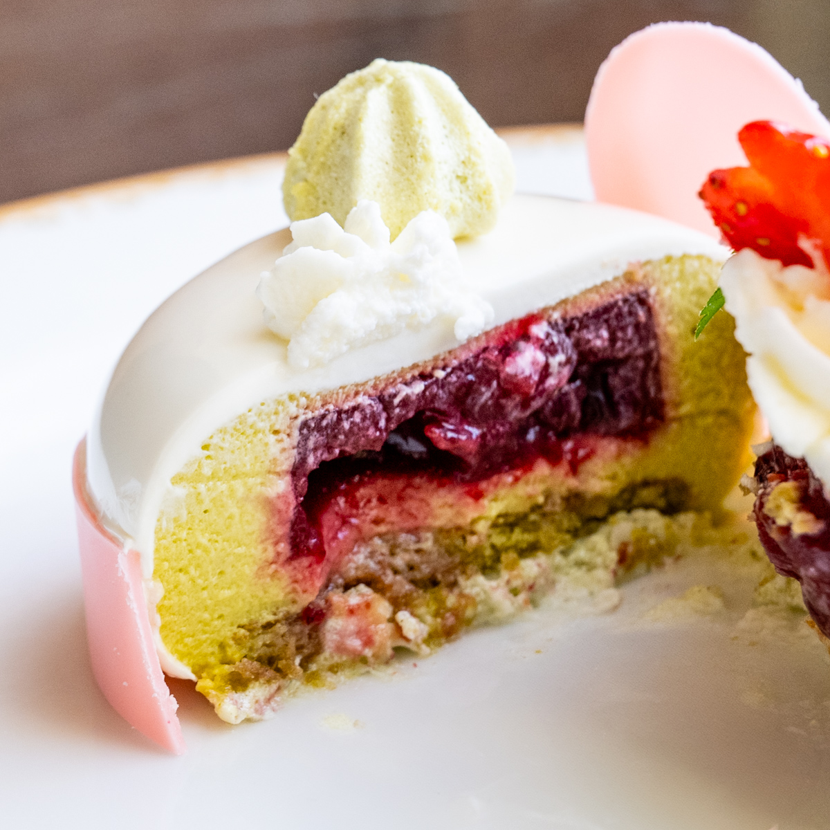 ドリーマーズ・ラウンジ　ケーキセット（チェリーとピスタチオのムース）　中身