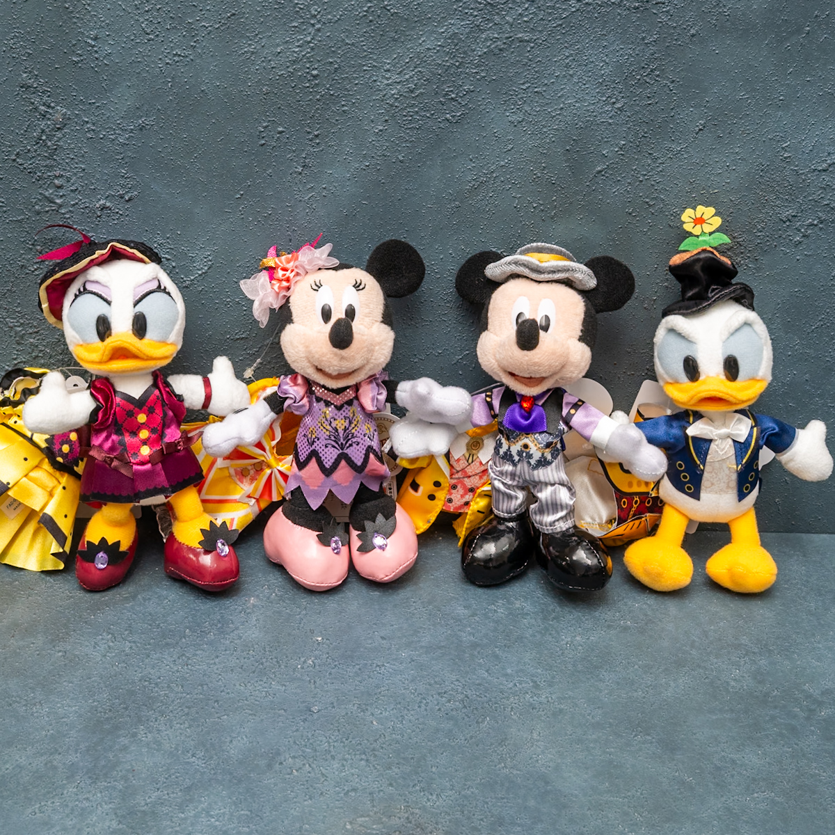 東京ディズニーランド「ザ・ダイヤモンド・バラエティマスター」ぬいぐるみバッジ　ミッキー、ミニー、ドナルド、デイジー　　お着替え可能