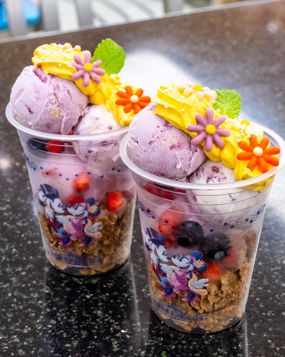 「チックタック・ダイナー」スペシャルカップデザート"芋タルトアイスとブルーベリーレアチーズケーキアイスのサンデー”