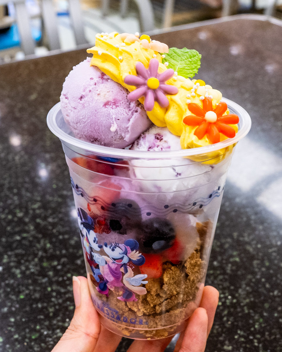 「チックタック・ダイナー」スペシャルカップデザート"芋タルトアイスとブルーベリーレアチーズケーキアイスのサンデー”ラプンツェル