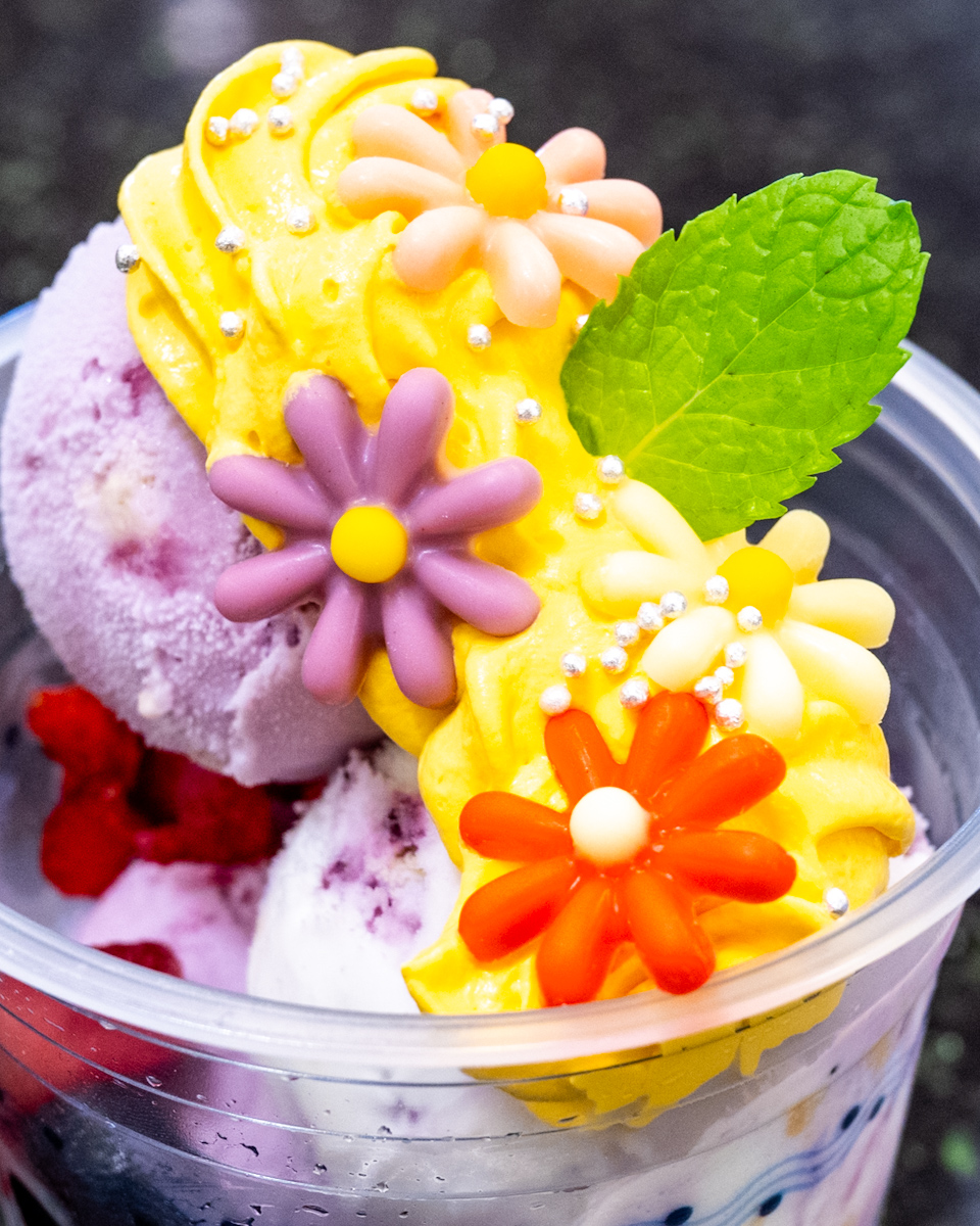 「チックタック・ダイナー」スペシャルカップデザート"芋タルトアイスとブルーベリーレアチーズケーキアイスのサンデー”パスカル