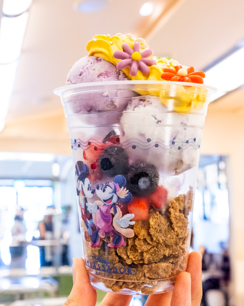 「チックタック・ダイナー」スペシャルカップデザート"芋タルトアイスとブルーベリーレアチーズケーキアイスのサンデー”ラプンツェルデザイン