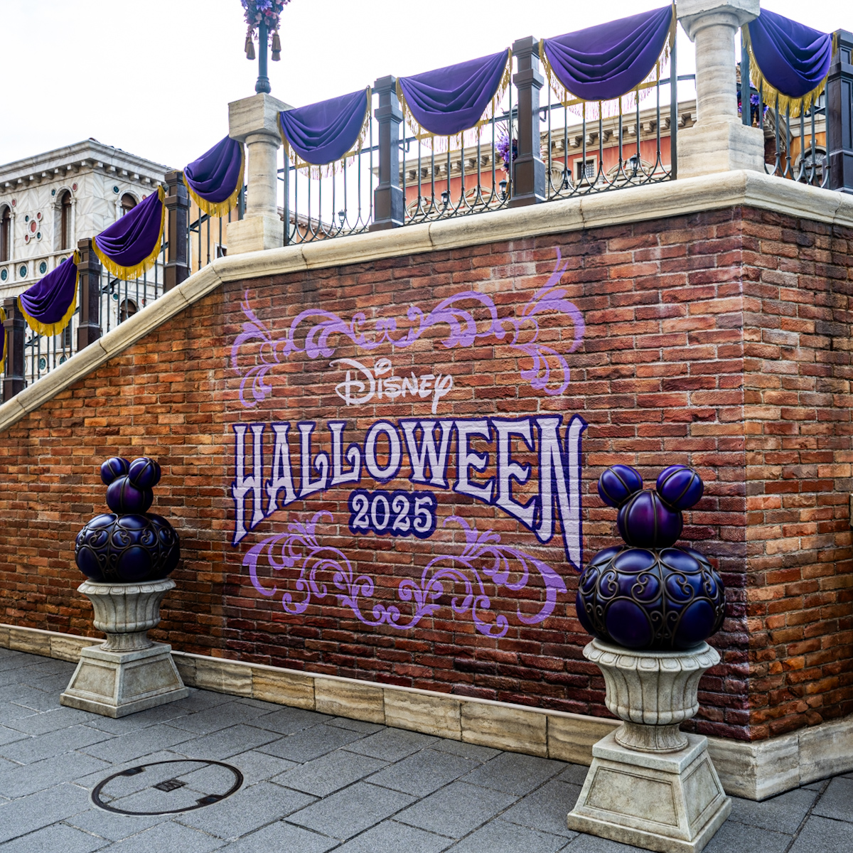 東京ディズニーシー”ディズニー・ハロウィーン2025”デコレーション　パラッツォ・カナル　イベントロゴ
