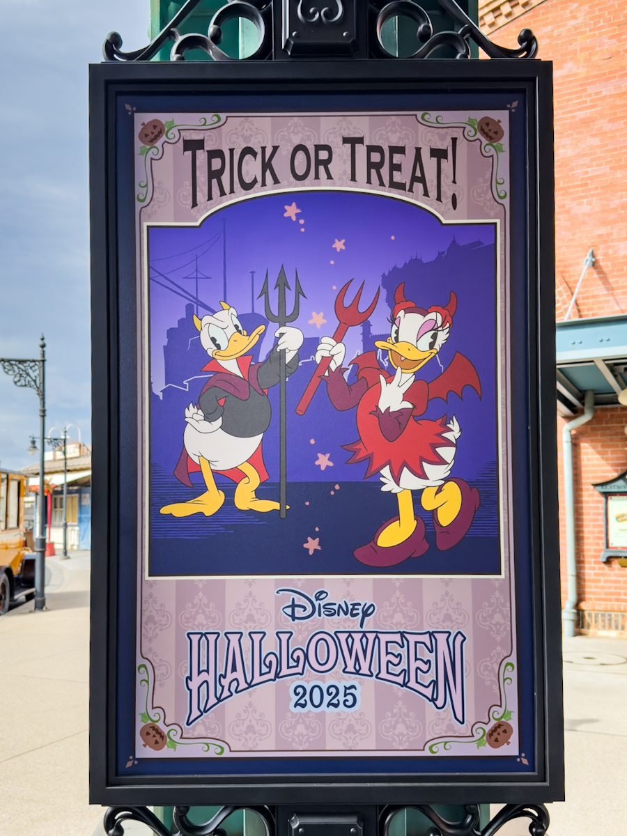 東京ディズニーシー”ディズニー・ハロウィーン2025”デコレーション　高架下デコレーション　ドナルド＆デイジー