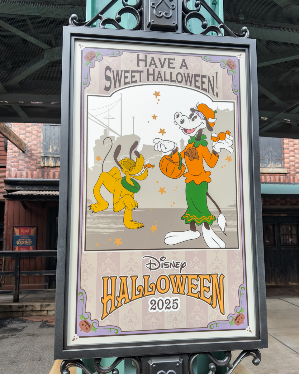 東京ディズニーシー”ディズニー・ハロウィーン2025”デコレーション　高架下デコレーション　プルート、クララベル・カウ
