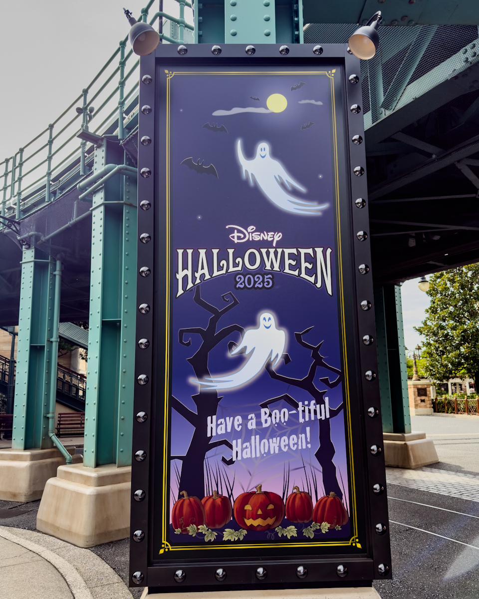 東京ディズニーシー”ディズニー・ハロウィーン2025”デコレーション　高架下デコレーション　イベントロゴ
