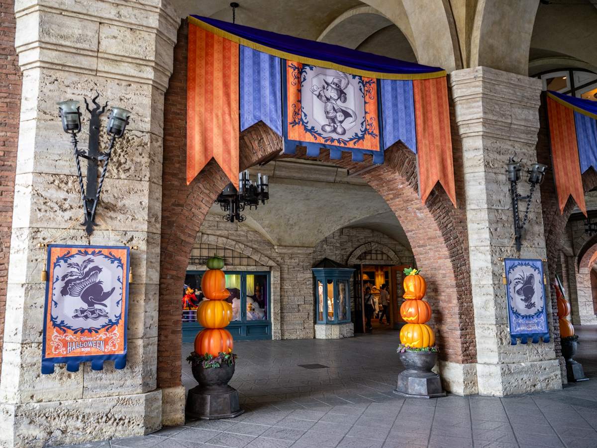 東京ディズニーシー”ディズニー・ハロウィーン2025”デコレーション　ミラコスタ下