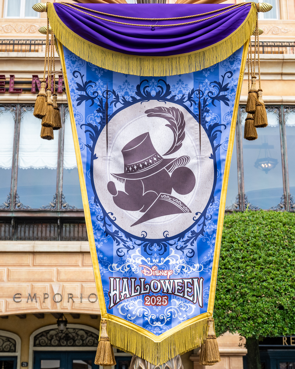 東京ディズニーシー”ディズニー・ハロウィーン2025”デコレーション　ミッキー広場　ミッキーバナー