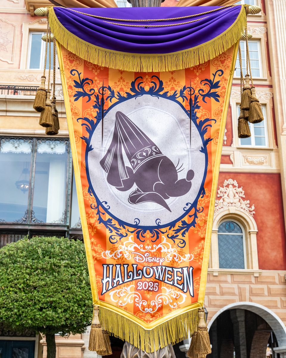 東京ディズニーシー”ディズニー・ハロウィーン2025”デコレーション　ミッキー広場　ミニーバナー