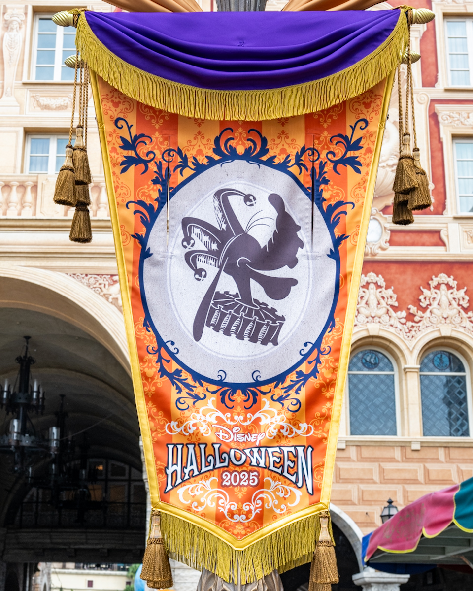 東京ディズニーシー”ディズニー・ハロウィーン2025”デコレーション　ミッキー広場　グーフィーバナー