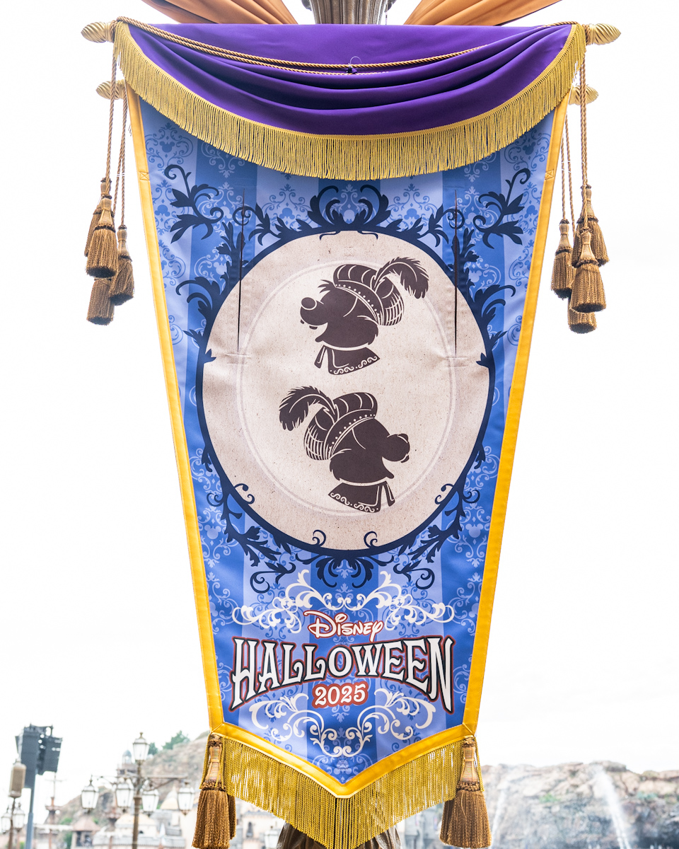 東京ディズニーシー”ディズニー・ハロウィーン2025”デコレーション　ミッキー広場　チップ＆デールバナー