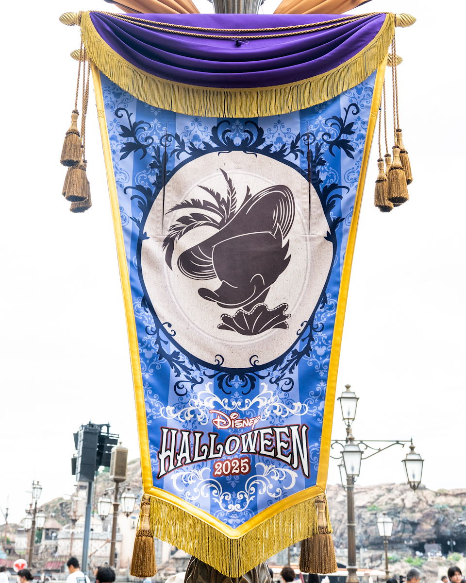 東京ディズニーシー”ディズニー・ハロウィーン2025”デコレーション　ミッキー広場　デイジーバナー