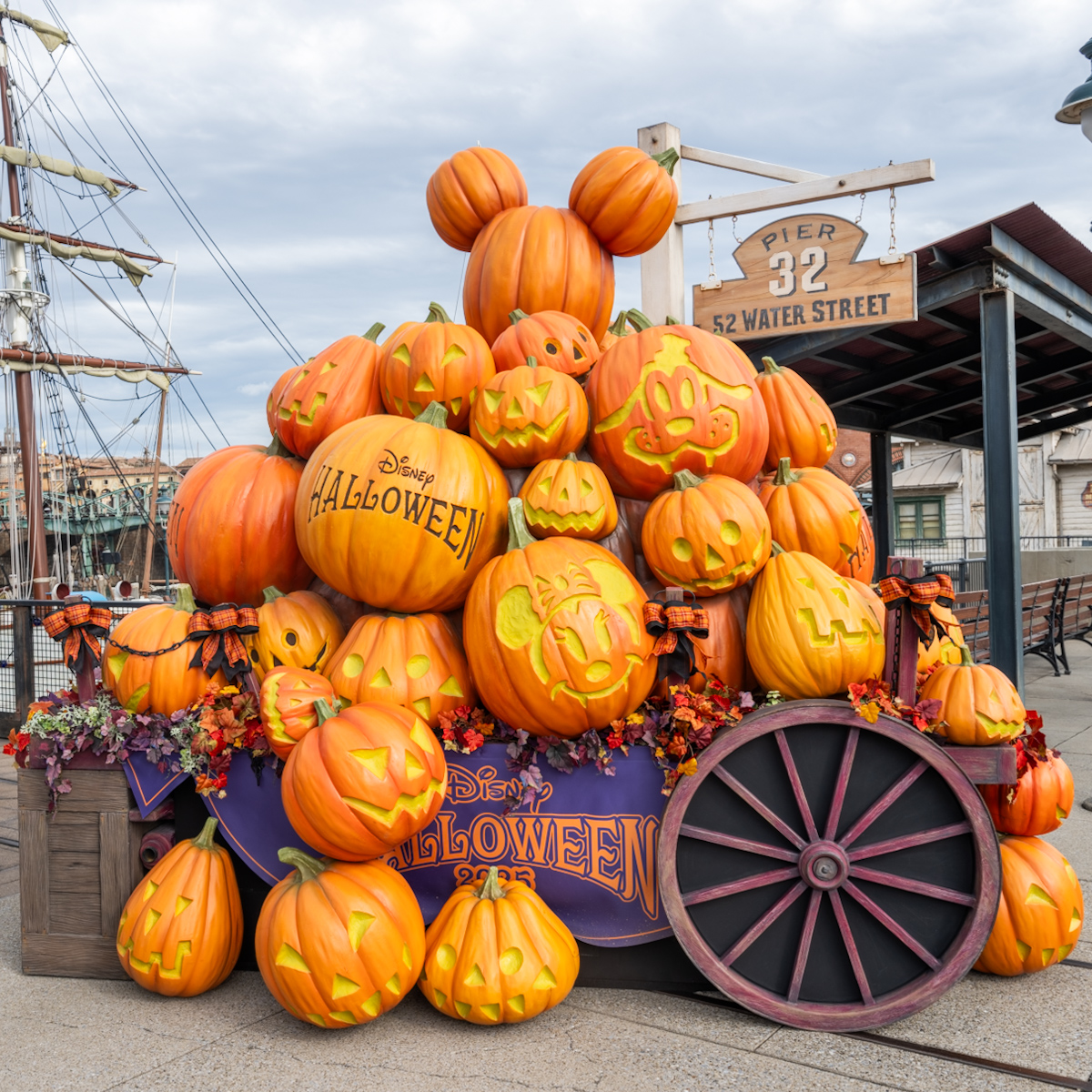 東京ディズニーシー”ディズニー・ハロウィーン2025”デコレーション　アメリカンウォーターフロント　ニューヨークエリア　かぼちゃデコレーション