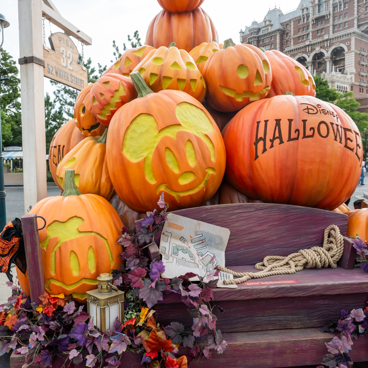 東京ディズニーシー”ディズニー・ハロウィーン2025”デコレーション　アメリカンウォーターフロント　パンプキン